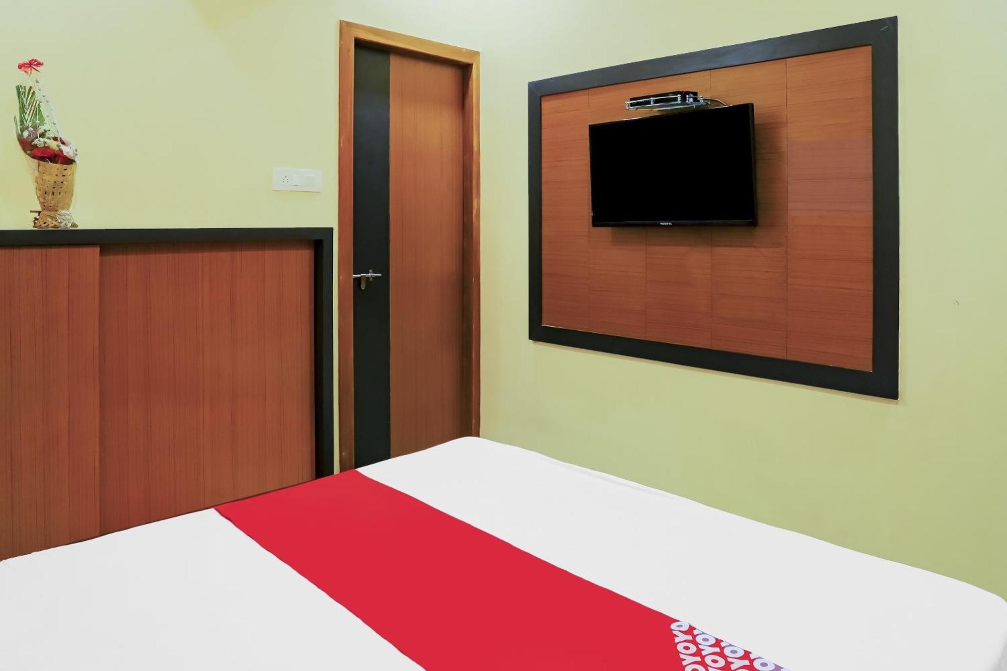 Oyo Hotel Shree Krishna Inn Rooms Сурат Экстерьер фото